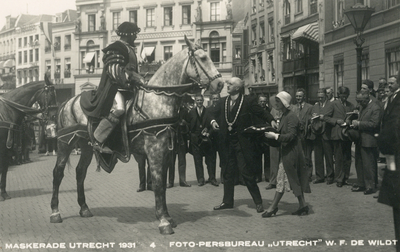 109453 Afbeelding van de maskerade-optocht ter gelegenheid van de viering van het 59e lustrum van de Utrechtse ...